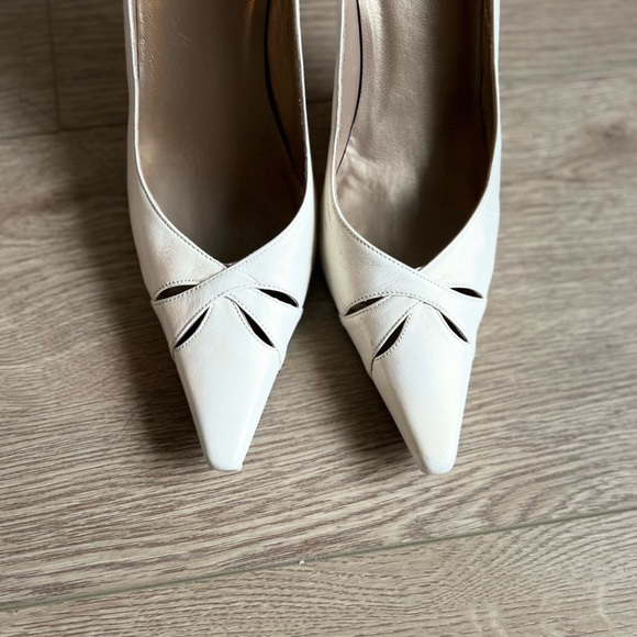 Vintage Stuart Weitzman White/Cream Pointed-Toe Leather Pumps Heels - Picture 4 of 9